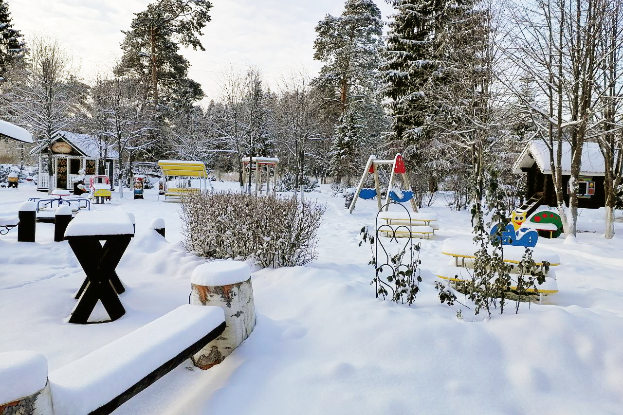 Зимняя детская площадка на базе отдыха Резиденция Комела